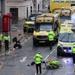 αυτοκίνητο παρέσυρε οπαδούς της Λίβερπουλ κατά τη διάρκεια της παρέλασης