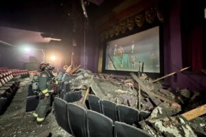Κατά τη διάρκεια της ταινίας «Final Destination», καταρρέει η οροφή του σινεμά