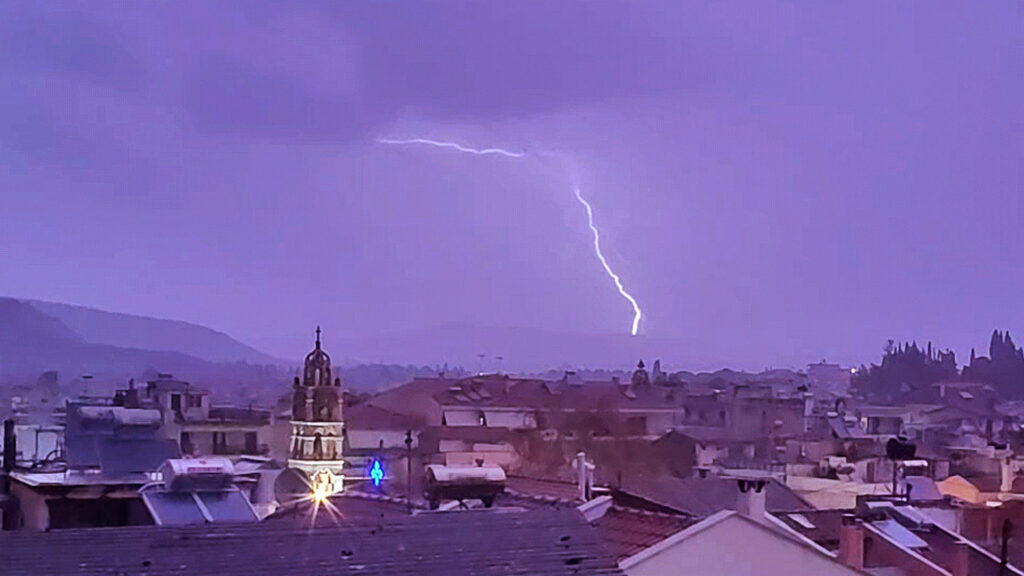 Ισχυρές καταιγίδες αναμένονται τις επόμενες ώρες