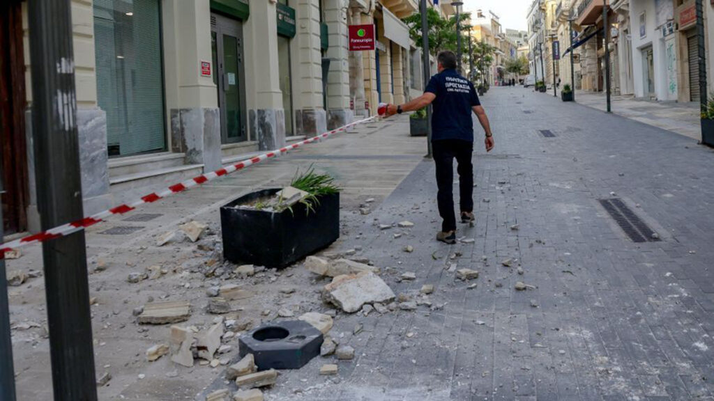Η σεισμική δόνηση προκάλεσε την αποκόλληση και κατάρρευση τμημάτων κτιρίου