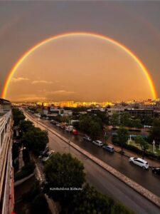 Οι ουρανοί άνοιξαν και χάρισαν στους κατοίκους της Θεσσαλονίκης ένα πλήρες ουράνιο τόξο
