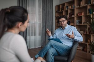 Όταν κάποιος φίλος ή συγγενής μας λέει κάτι σημαντικό, συχνά το απορρίπτουμε, αλλά όταν το ίδιο μήνυμα έρχεται από έναν άγνωστο, του δίνουμε μεγαλύτερη προσοχή