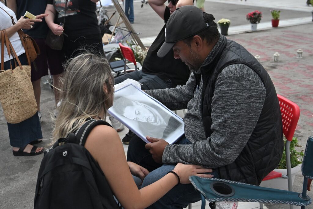 Πλήθος κόσμου δίνει καθημερινά το παρών στο Σύνταγμα